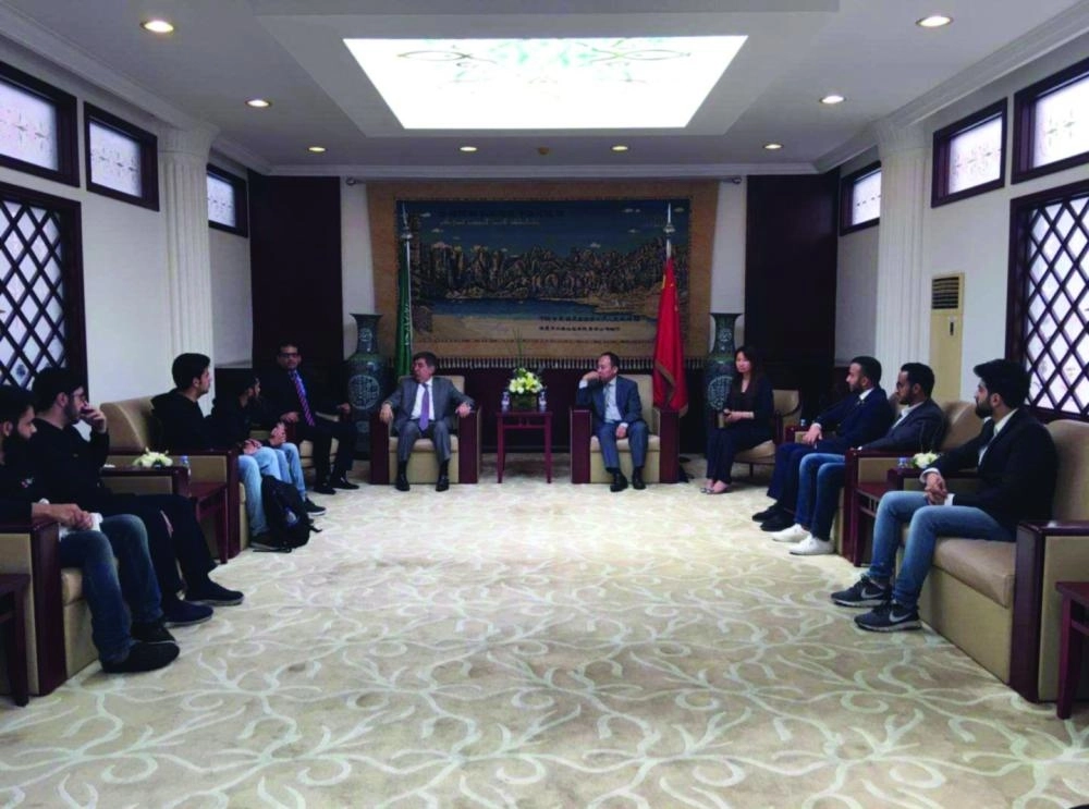 تركي الماضي خلال لقائه الطلاب                                                      (واس)