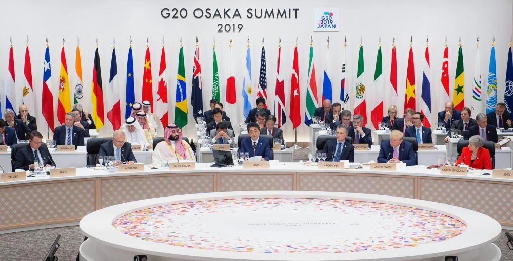 الأمير محمد بن سلمان خلال بدء أعمال قمة العشرين في أوساكا باليابان أمس (واس)