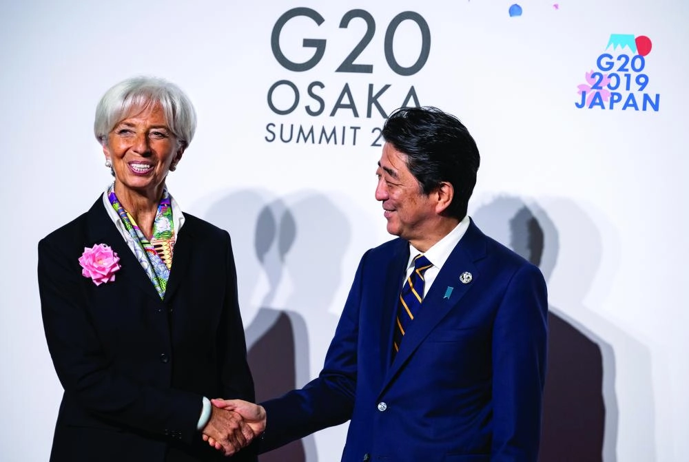 رئيس وزراء اليابان مع رئيسة صندوق النقد في ختام اجتماعات العشرين (د ب أ)