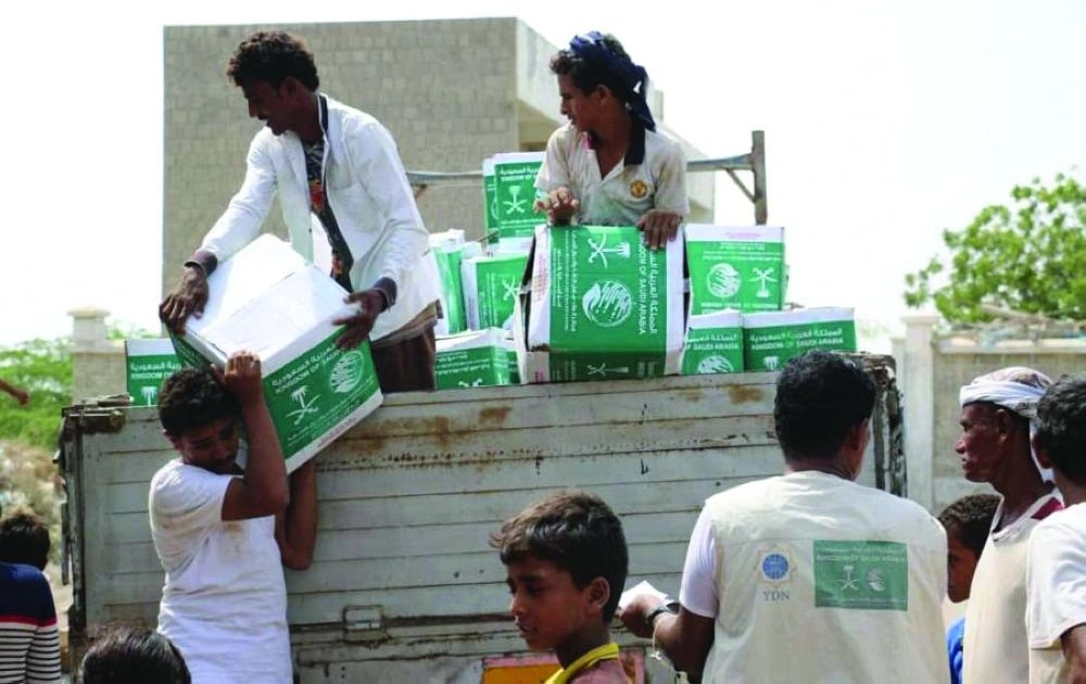 فريق مركز الملك سلمان يوزع السلال باليمن (واس)