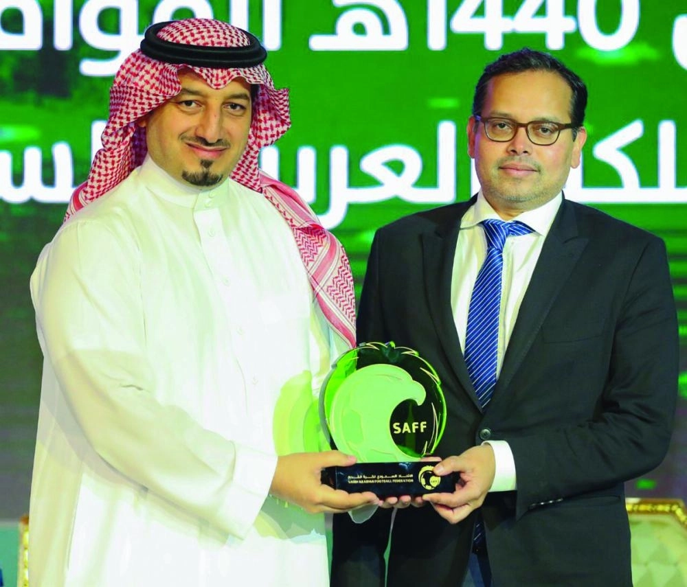 






المسحل يكرم مندوب فيفا       (إعلامي القدم)