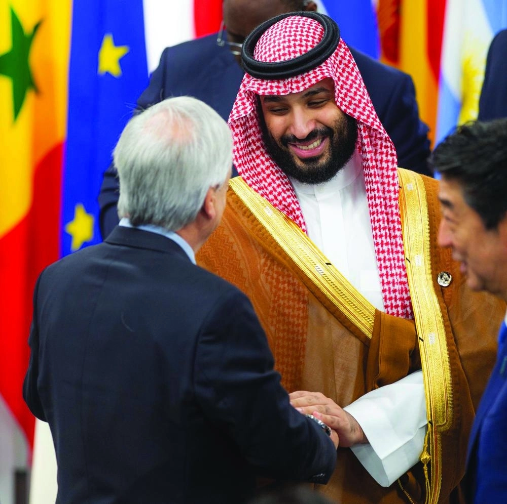 الأمير محمد بن سلمان مصافحا أحد الحضور