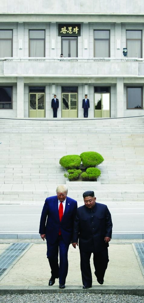 ترمب وكيم يسيران على الأقدام ( د ب أ)