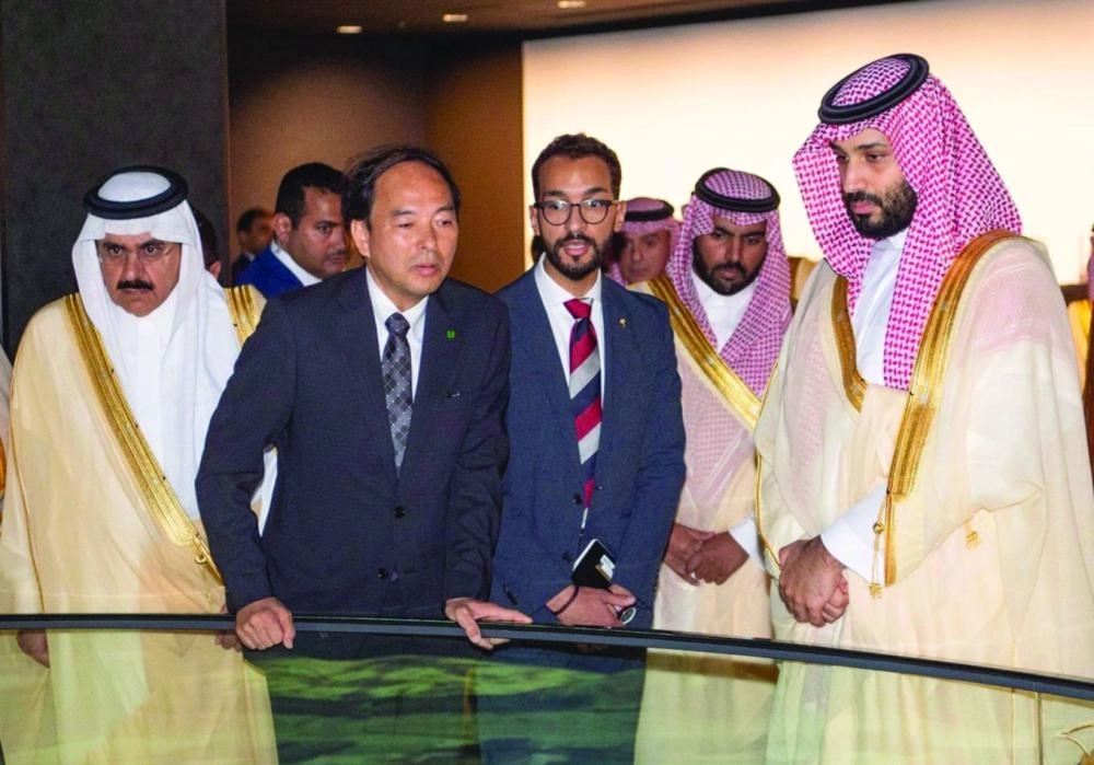 الأمير محمد بن سلمان خلال جولة بالمتحف (واس)