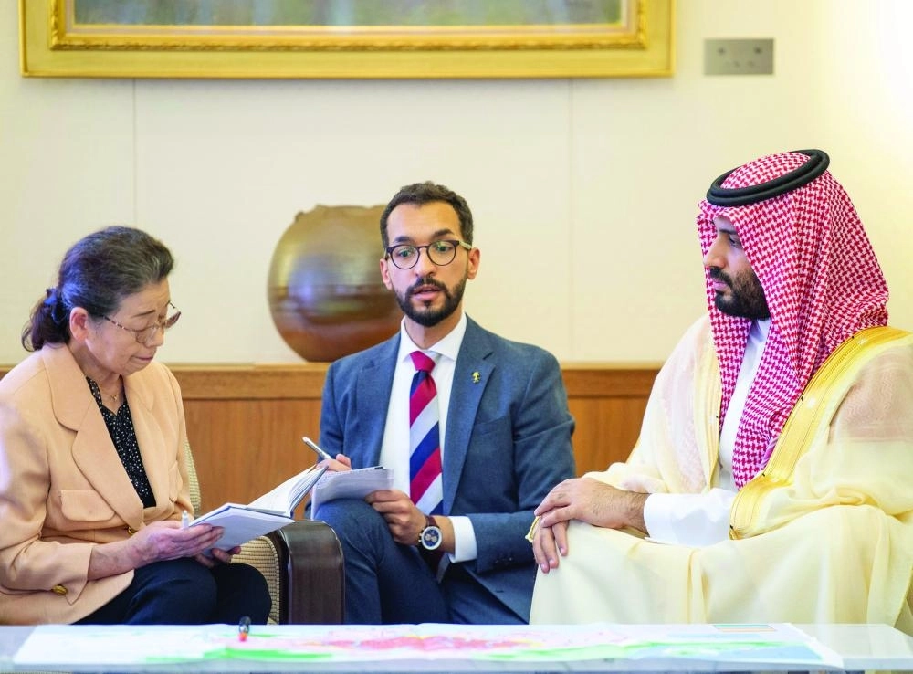 الأمير محمد بن سلمان يلتقي إحدى الناجيات (واس)