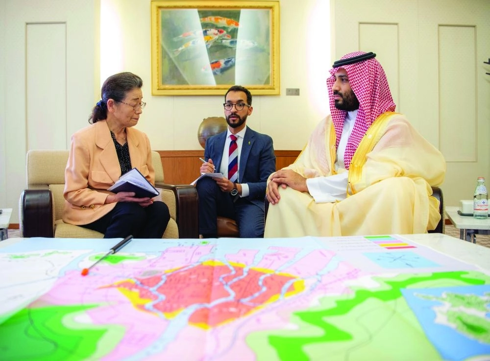 الأمير محمد بن سلمان يلتقي إحدى الناجيات (واس)