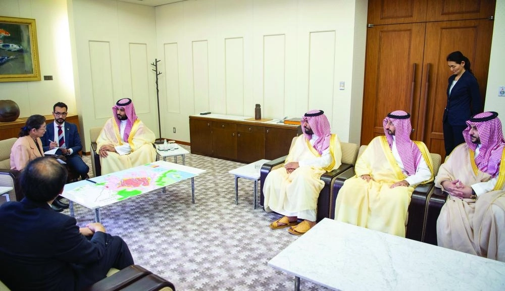 الأمير محمد بن سلمان يلتقي إحدى الناجيات (واس)