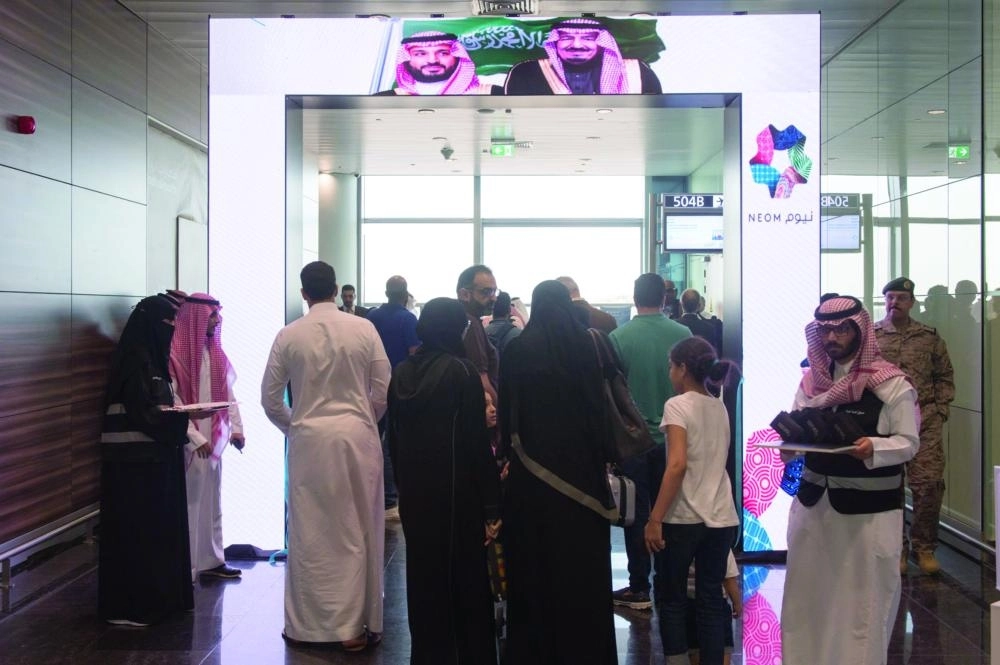 ركاب أثناء وصولهم لمطار نيوم (واس)