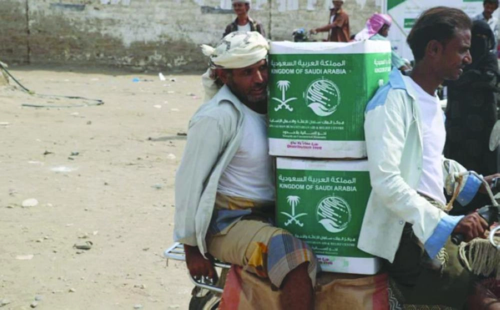 سلال غذائية سعودية في الحديدة (واس)