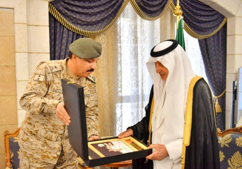 خالد الفيصل خلال تسلمه تقرير عن أعمال المستشفيات