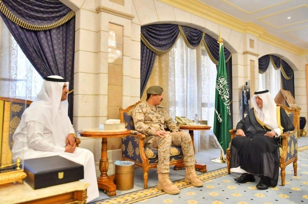 خالد الفيصل لدى استقباله ياسر بابعير