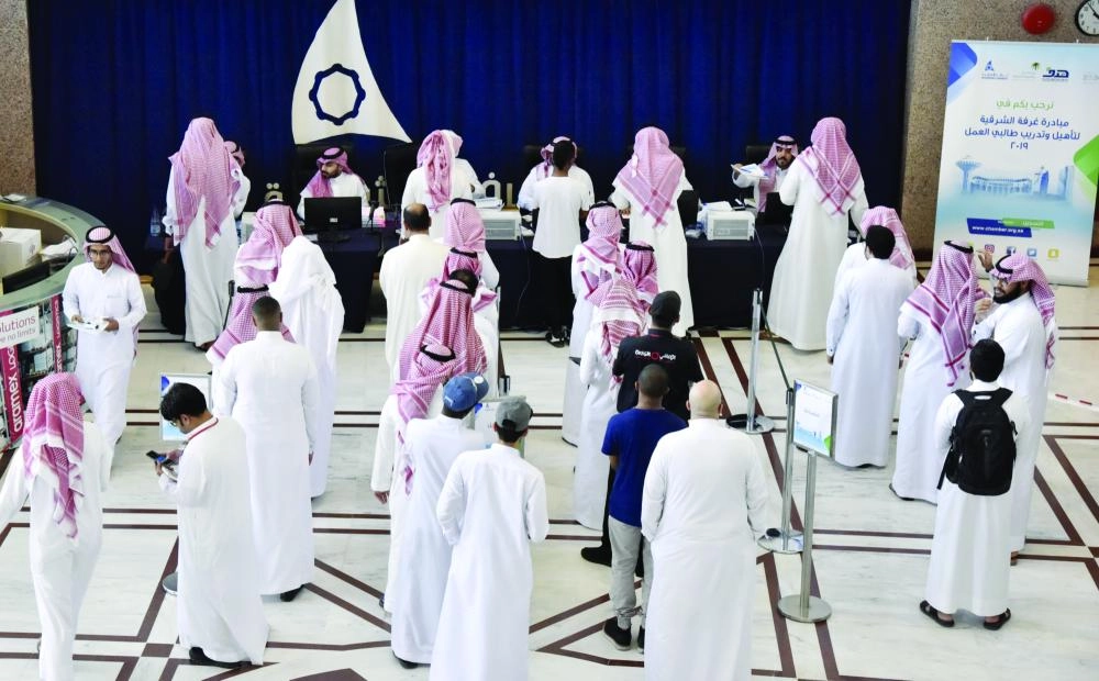 خلال استقبال المسجلين وفحص معلوماتهم