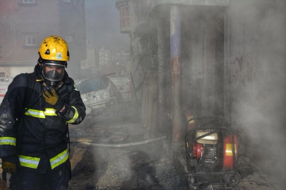 من مباشرة الحريق في المبنى بجدة (مكة)