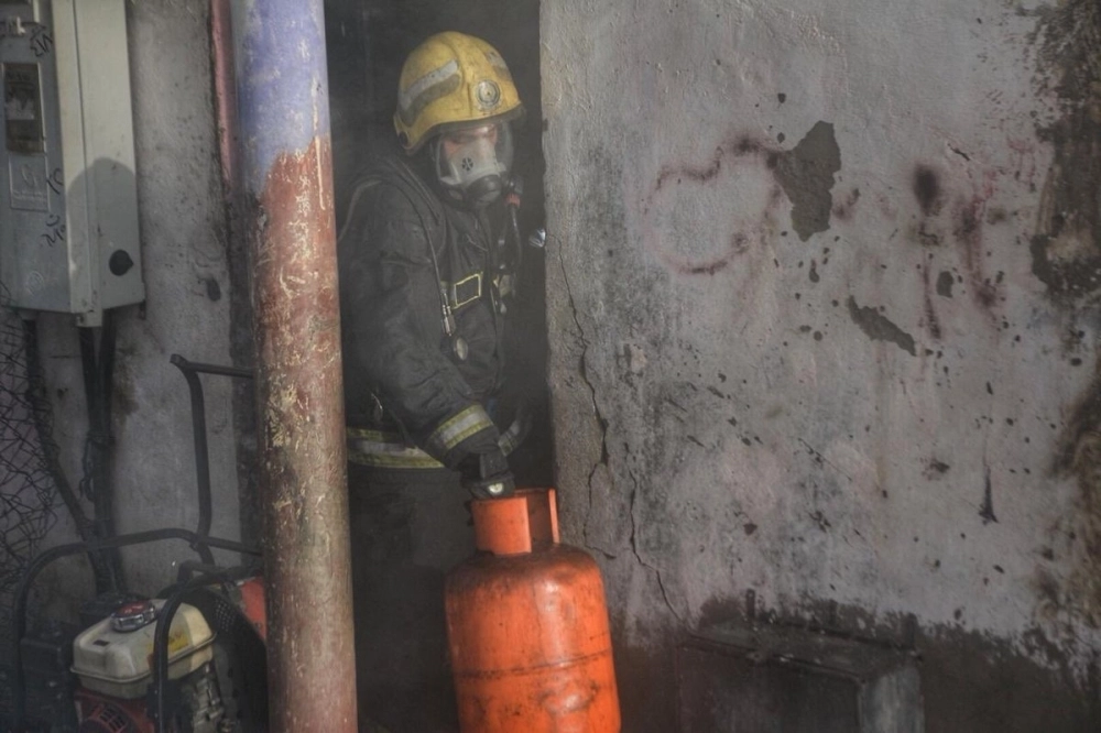 من مباشرة الحريق في المبنى بجدة (مكة)