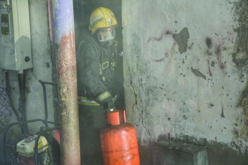 من مباشرة الحريق في المبنى بجدة (مكة)