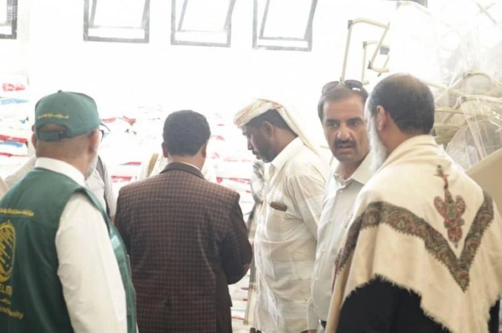 مركز الملك سلمان للإغاثة يدشن توزيع 4,000 كرسي وطاولة مدرسية في محافظة المهرة