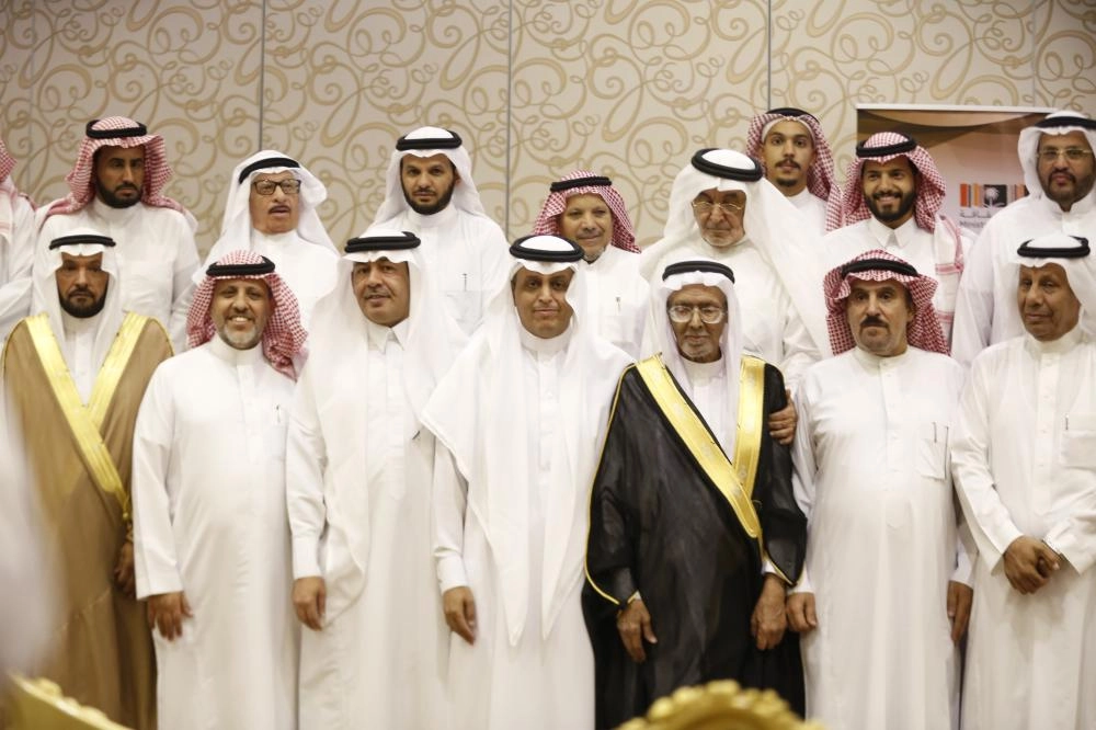  علي العبادي متوسطا عددا من المثقفين خلال تكريمه من أدبي الطائف (مكة) 