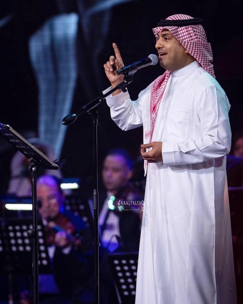 راشد الماجد مقدما إحدى أغانيه في الحفل (مكة)