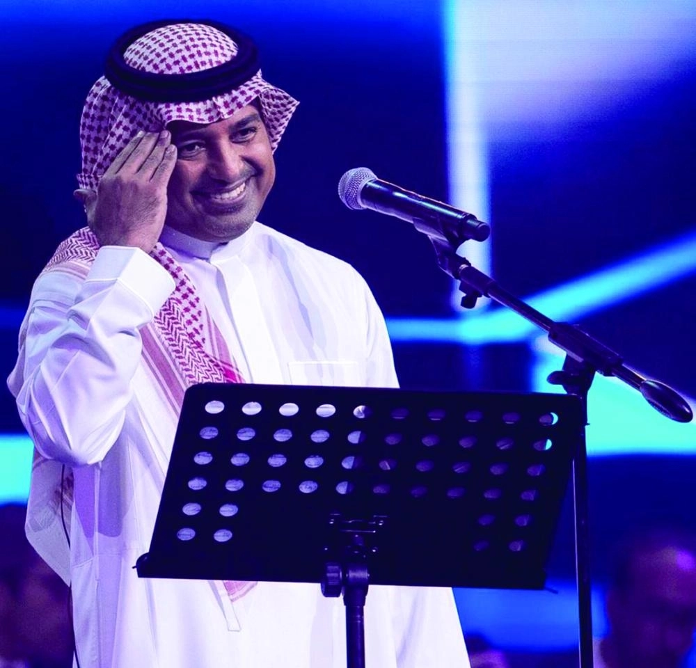 






 راشد الماجد مقدما إحدى أغانيه في الحفل        (مكة)