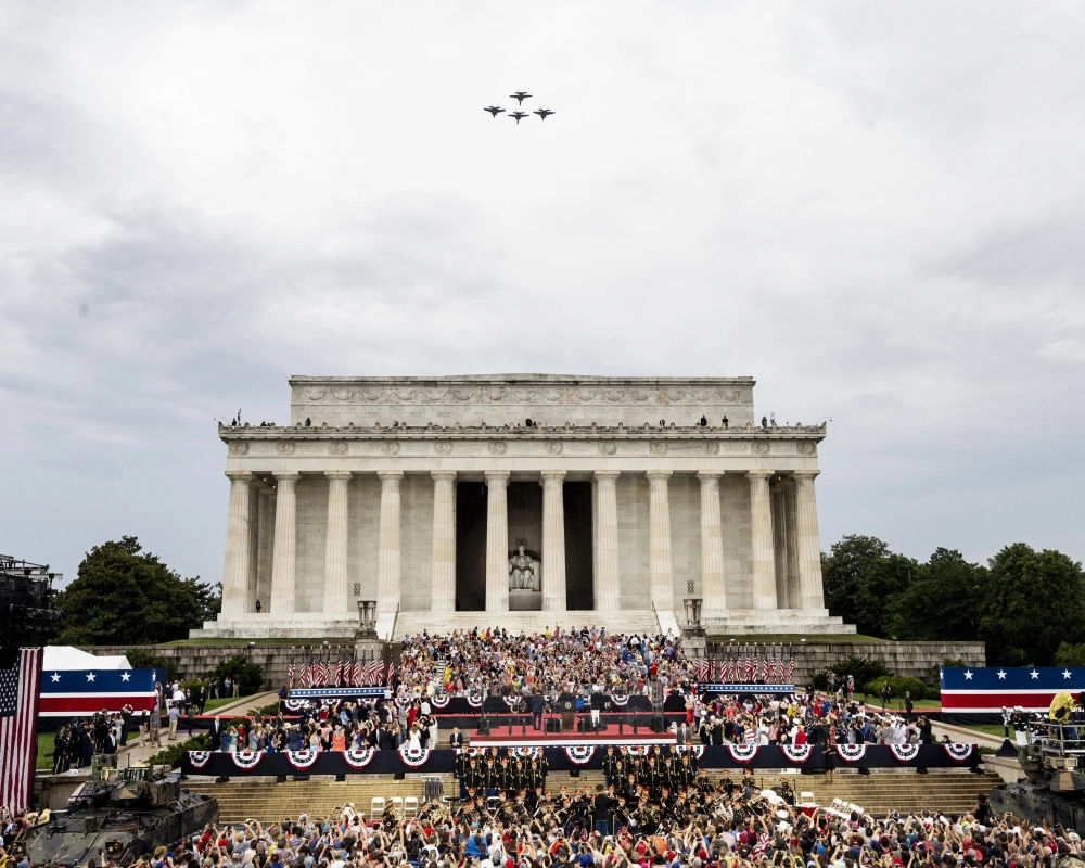 سرب من المقاتلات النفاثة تستعرض خلال خطاب الرئيس الأمريكي