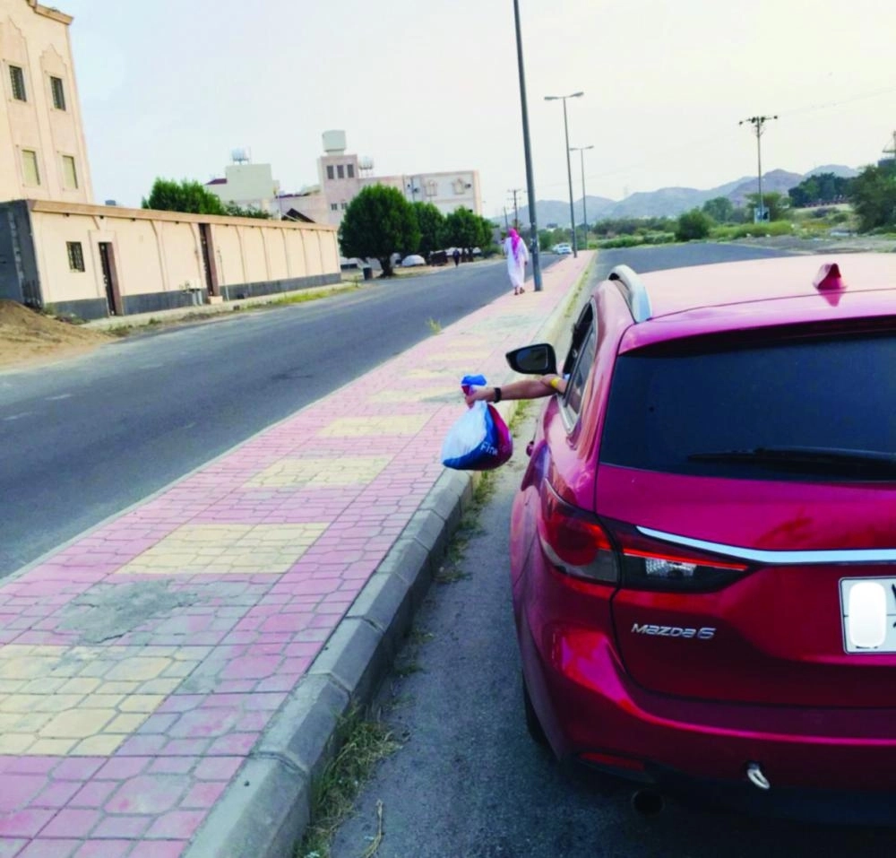 



سائق مركبة يلقي بالمخلفات على أحد الأرصفة                                 (مكة)