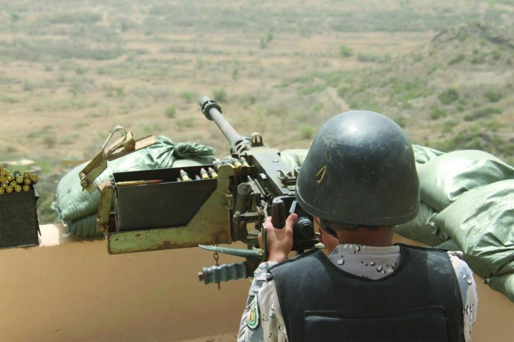 






أحد رجال حرس الحدود خلال المتابعة