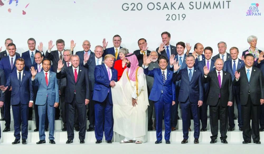 ولي العهد متوسطا زعماء وقادة دول العشرين قبل بدء قمة العشرين
