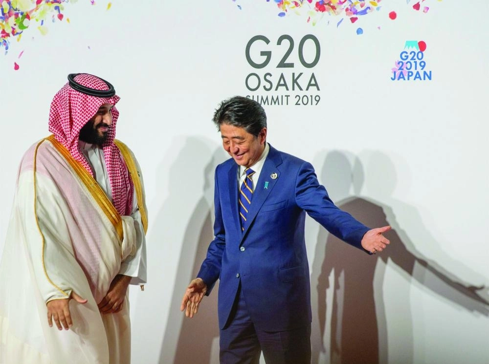 رئيس وزراء اليابان مرحبا بولي العهد لدى وصوله إلى مقر قمة العشرين في أوساكا باليابان  