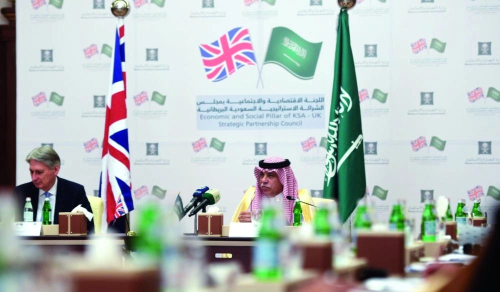 ماجد القصبي وفليب هاموند خلال الاجتماع (واس)