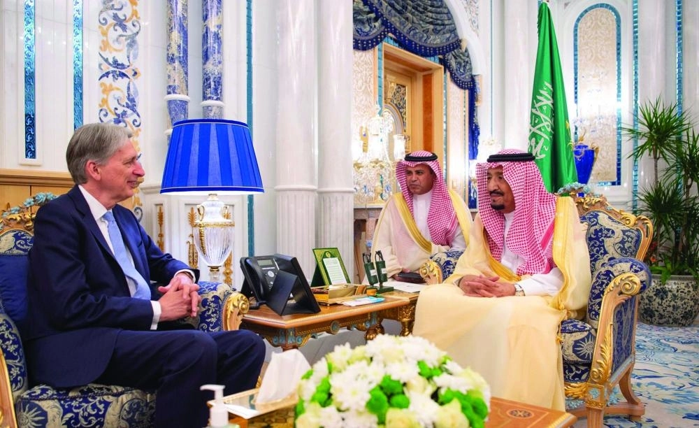 الملك سلمان خلال استقباله فيليب هاموند بقصرالسلام في جدة أمس      (واس)  