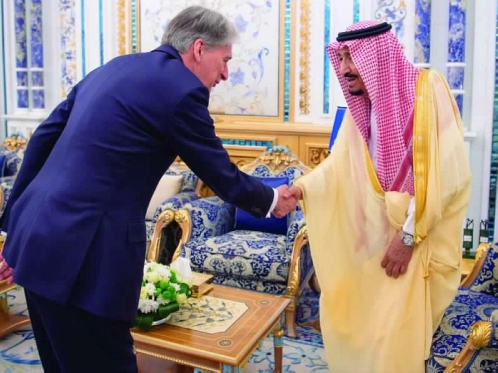 الملك سلمان مصافحا فليب هاموند
