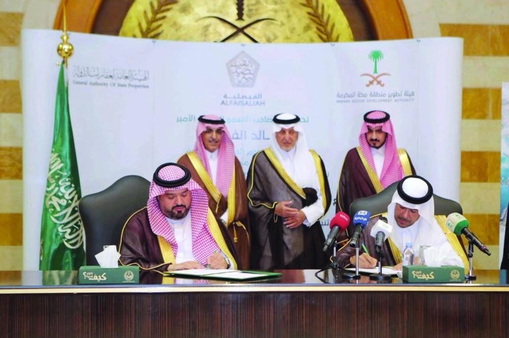 خالد الفيصل خلال مراسم التوقيع (مكة)