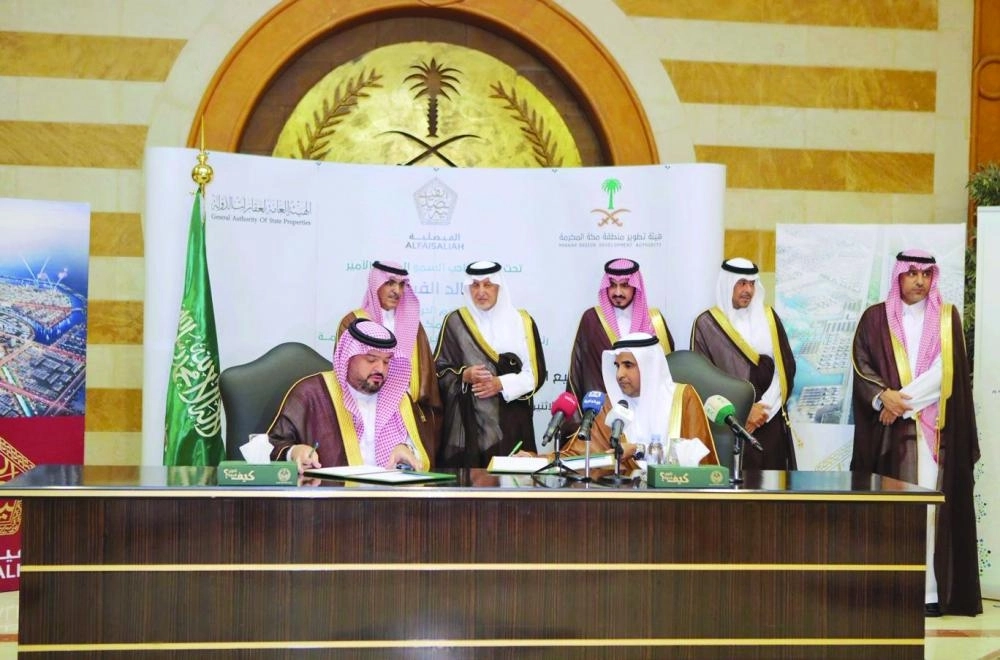 خالد الفيصل خلال مراسم التوقيع (مكة)