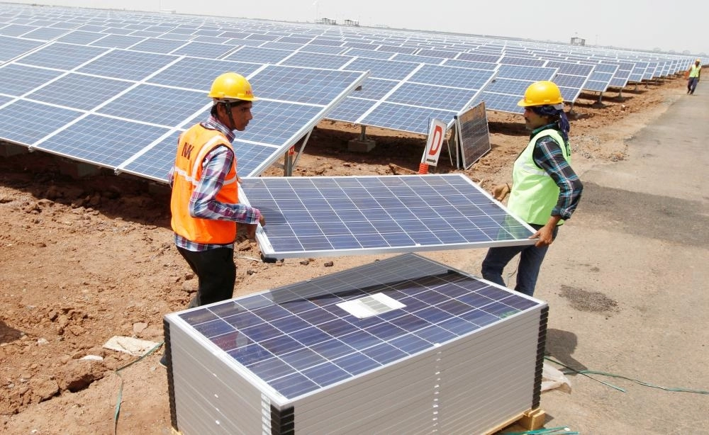 






أثناء تركيب ألواح في حقل للطاقة الشمسية                                                                                               (مكة)