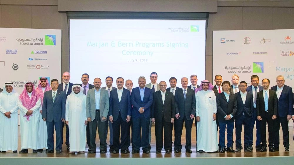 



جماعية للمشاركين في توقيع العقود              (أرامكو السعودية)