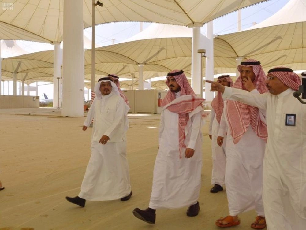 بدر بن سلطان يتفقد مجمع صالات الحج والعمرة بمطار الملك عبدالعزيز الدولي
