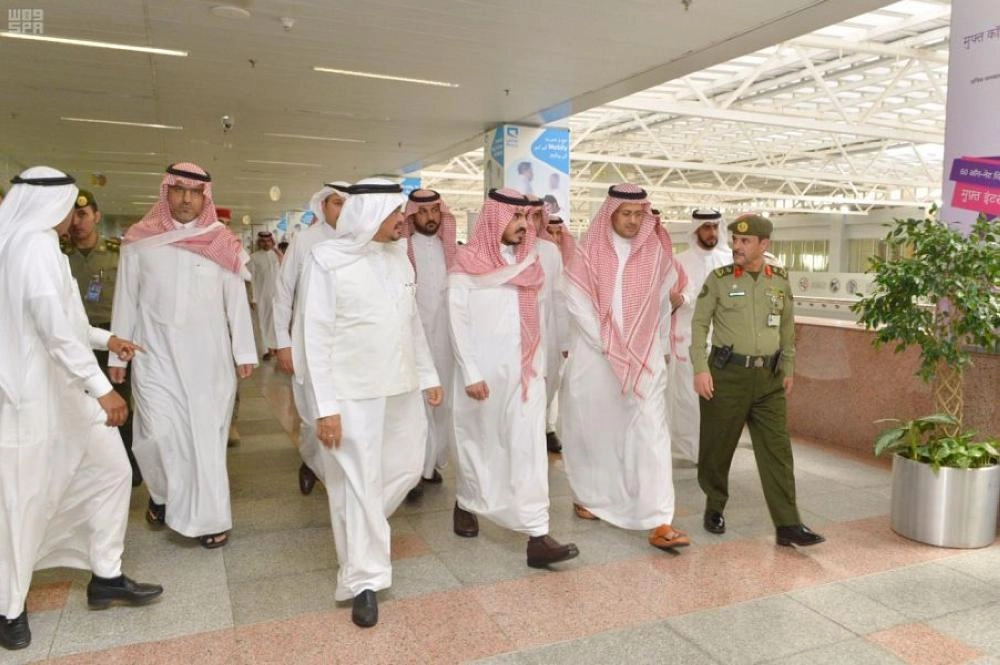 بدر بن سلطان يتفقد مجمع صالات الحج والعمرة بمطار الملك عبدالعزيز الدولي