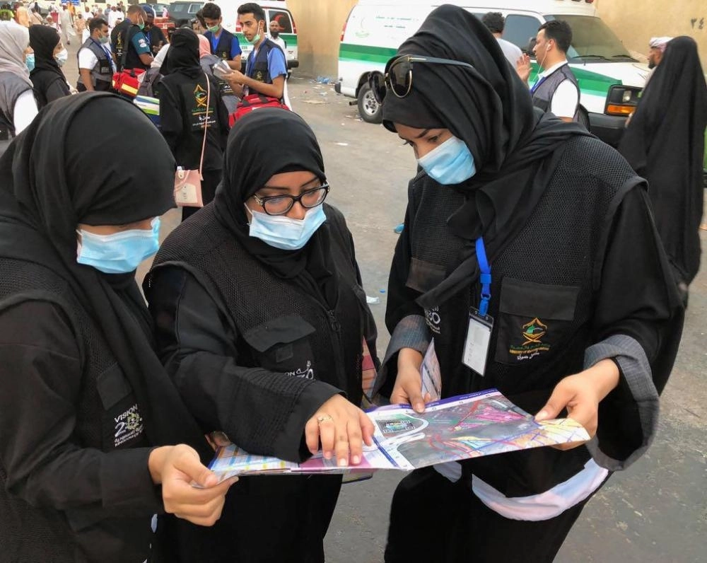 






متطوعات يحددن المواقع                      (مكة)