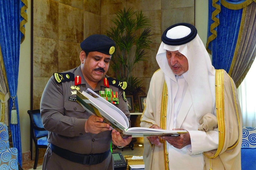 






خالد الفيصل مطلعا على التقرير                                     (مكة)