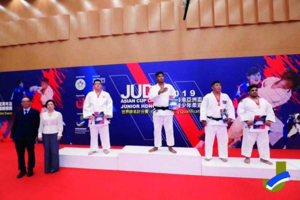 






سعود منيع يتوج بالذهب                 (مكة)