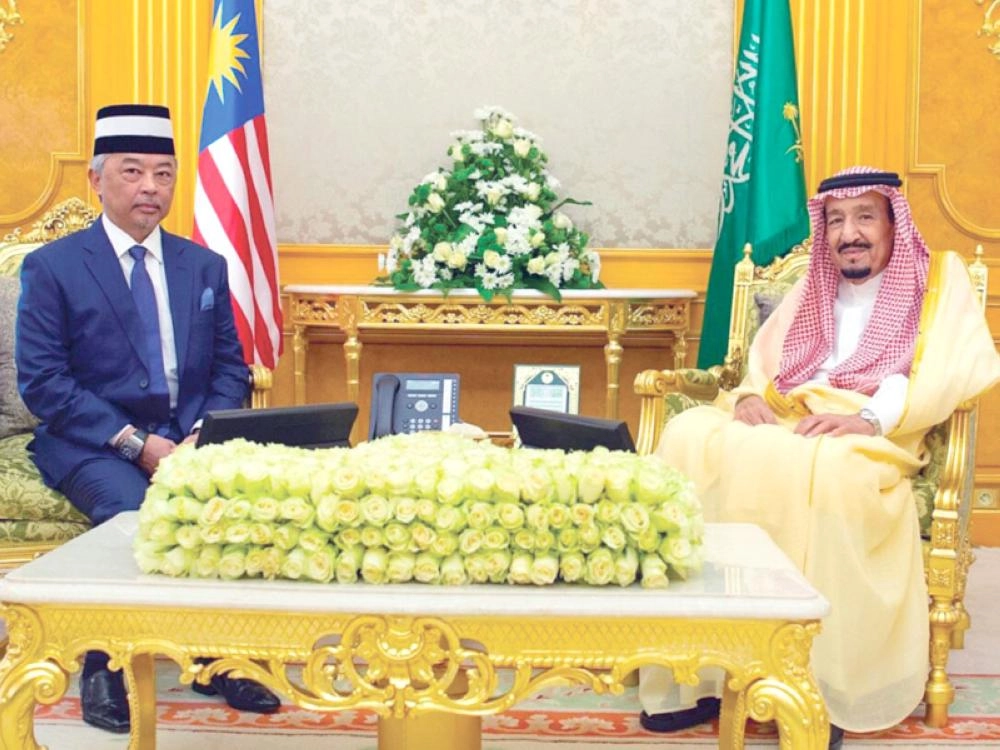 الملك سلمان لدى استقباله ملك ماليزيا بقصر السام في جدة (واس)