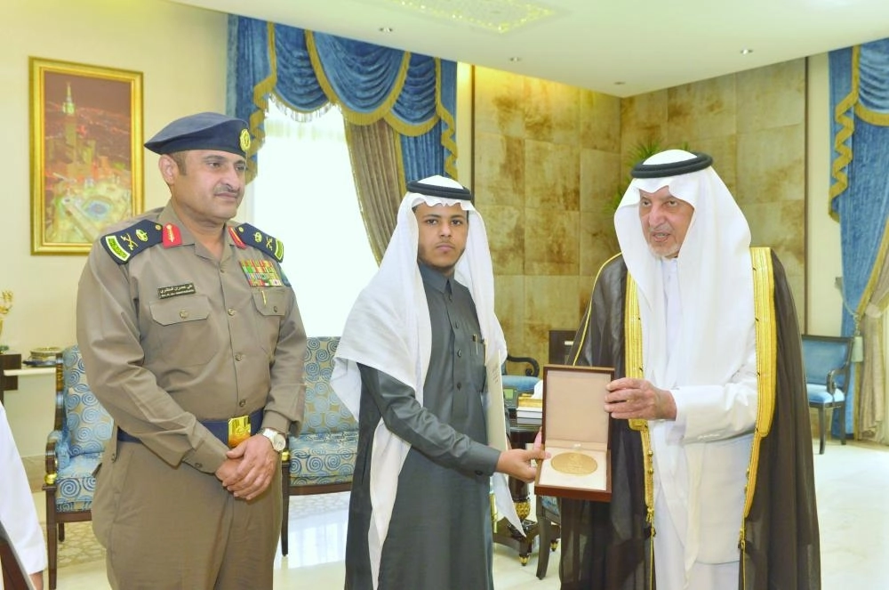 






خالد الفيصل لدى تكريمه أحد الشباب                        (مكة)