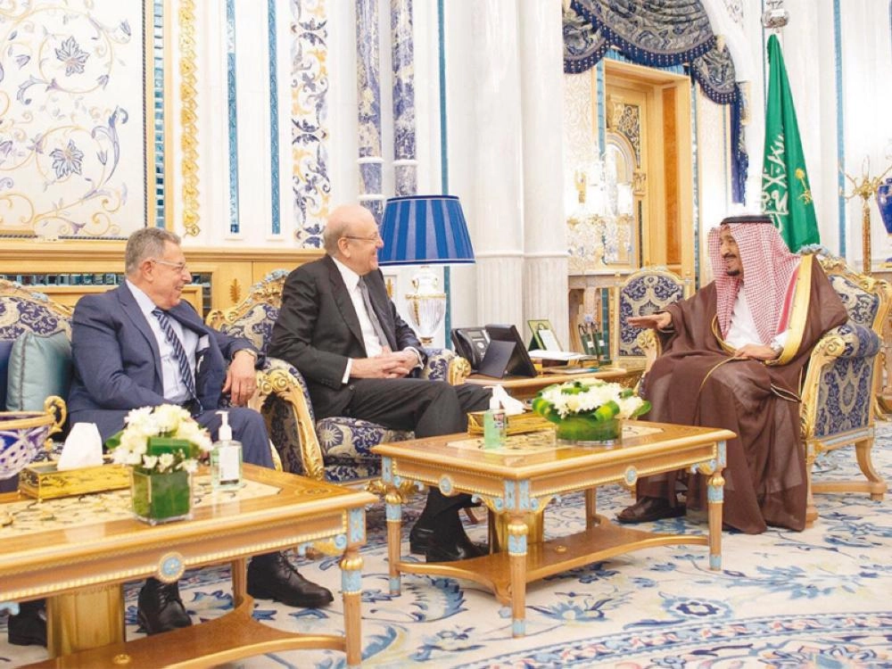 خادم الحرمين الشريفين لدى استقباله رؤساء وزراء لبنان الأسبقين في قصر السلام بجدة (واس)