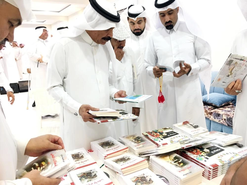 الحضور يقتني دواوين الشعراء