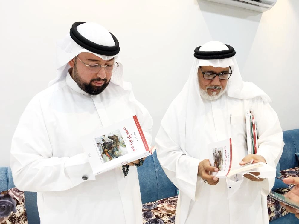 حرابة يوقع ديوانه