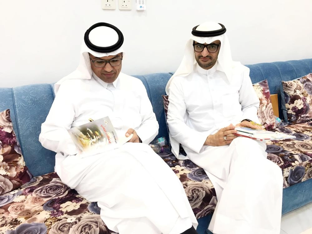 أمير يوقع ديوانه