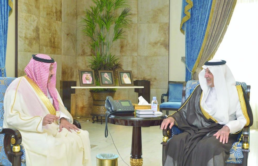 






خالد الفيصل لدى استقباله عبدالله الطياري                         (واس)