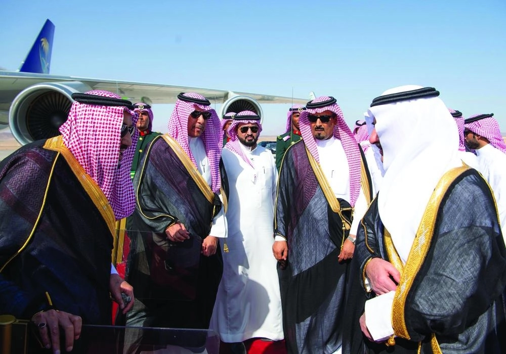 






الملك سلمان لحظة وصوله إلى نيوم وفي استقباله فهد بن سلطان