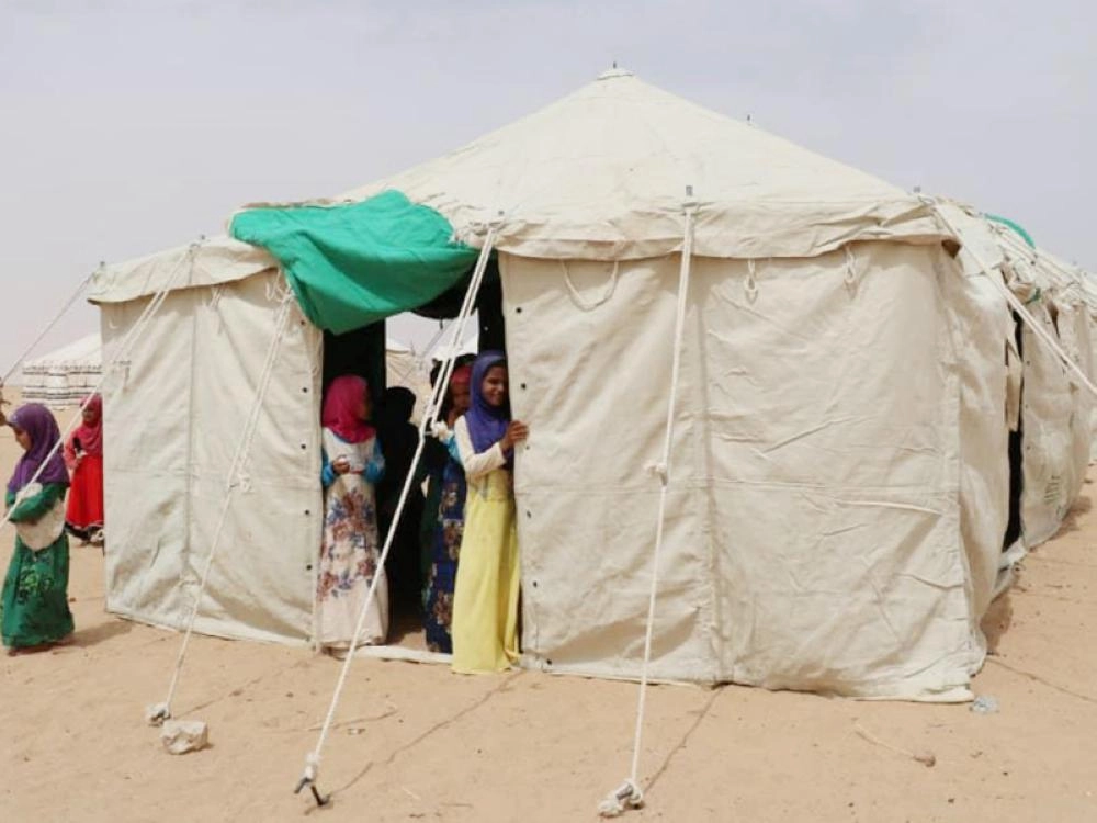 أسرة نازحة من صعدة إلى حضرموت تستفيد من مساعدات مركز الملك سلمان للإغاثة التي وزعها أمس (مكة)