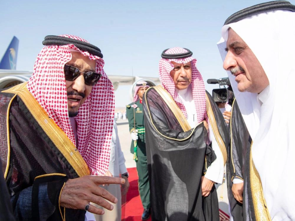 خادم الحرمين لدى وصوله إلى مطار خليج نيوم